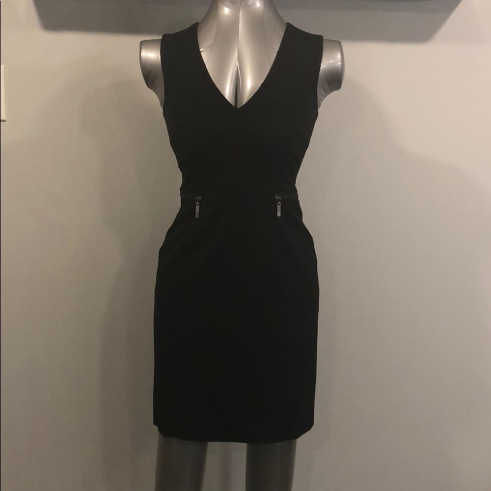 Centre Ville Black V Neck Fitted Sleeveless Dress